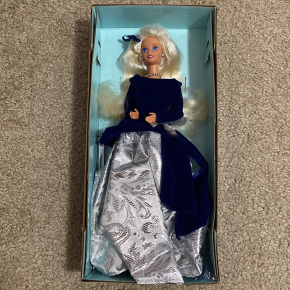 1995 Avon Winter Velvet Barbie - Picture 2 of 7